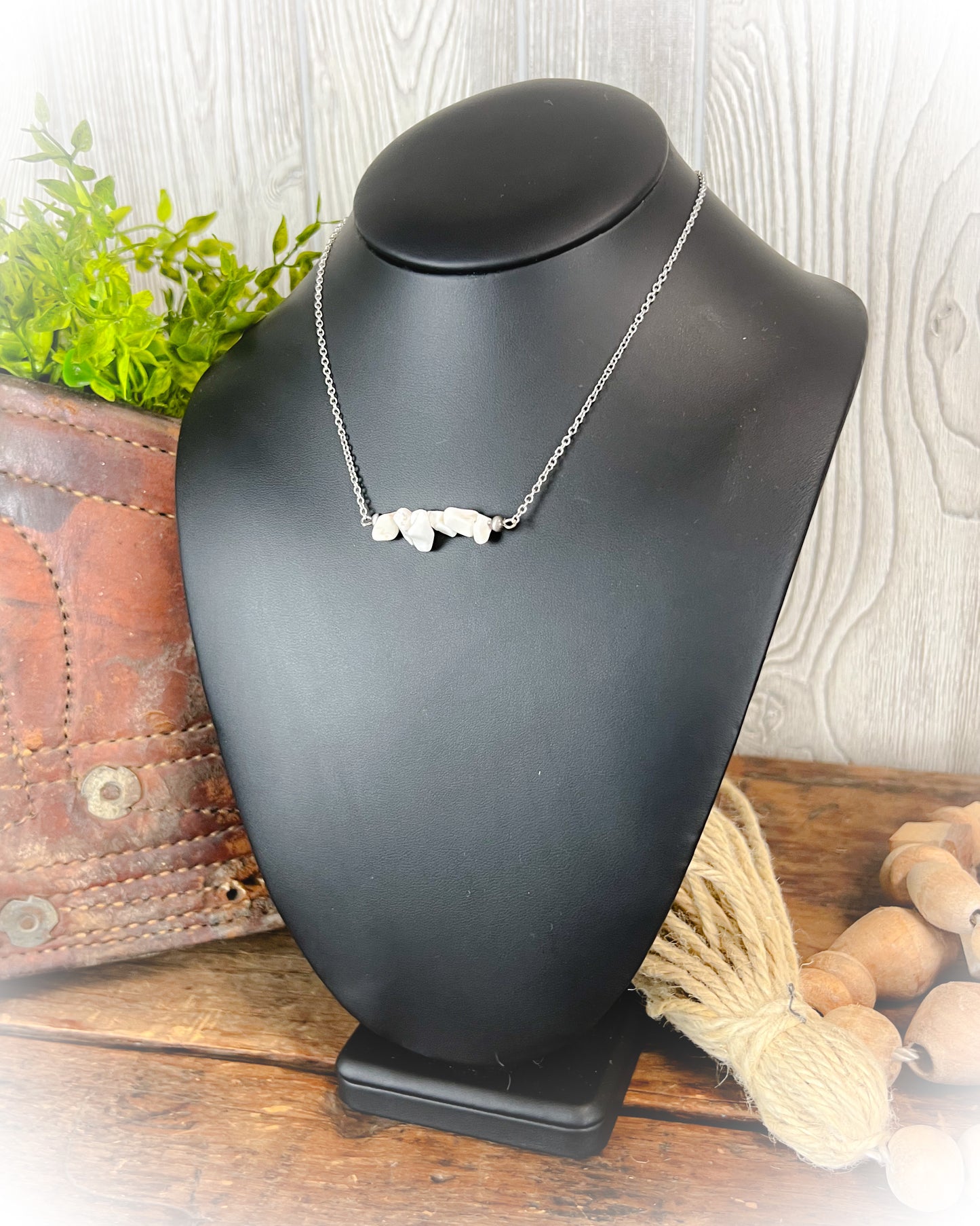 Western Chip Stone Bar Necklace - White